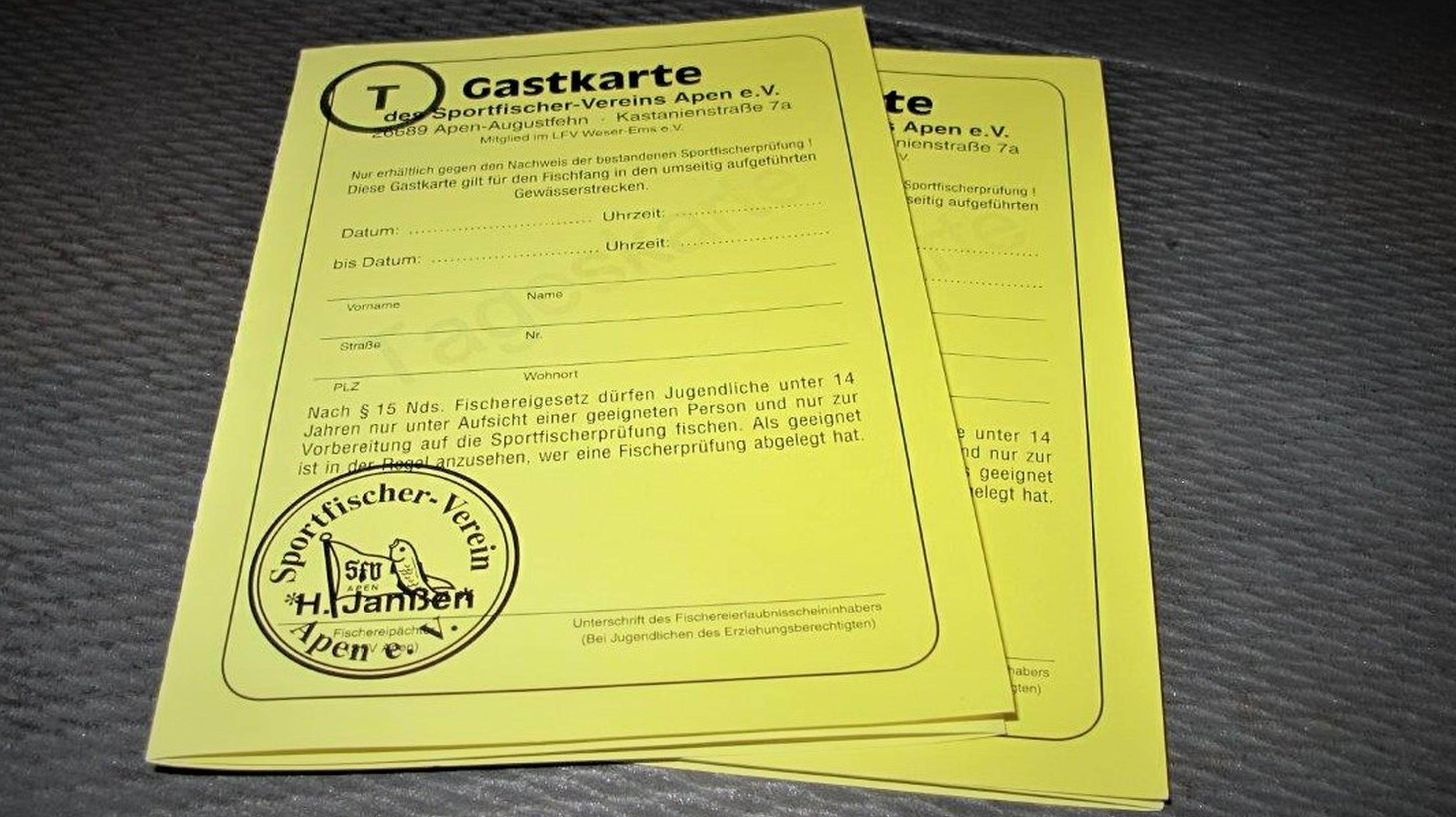 Zwei gelbe Faltblätter zur Anmeldung für Gastangler.