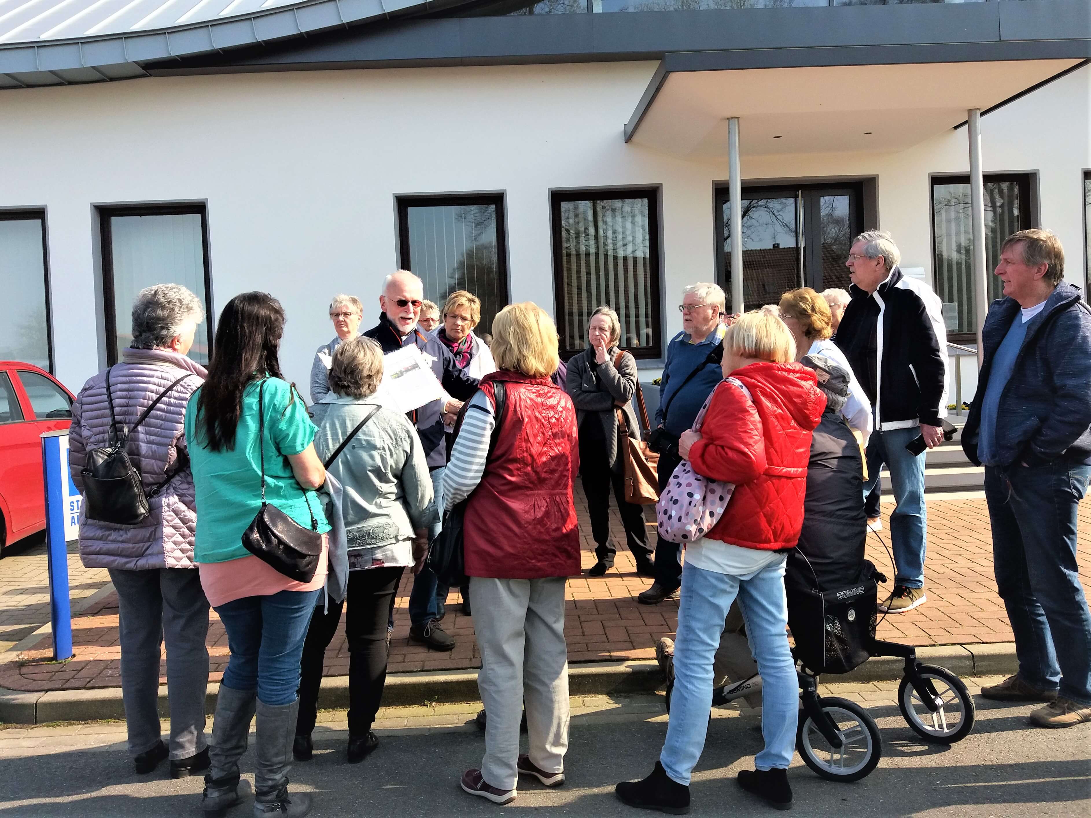 Eine Gästegruppe steht vor dem Stahlwerk