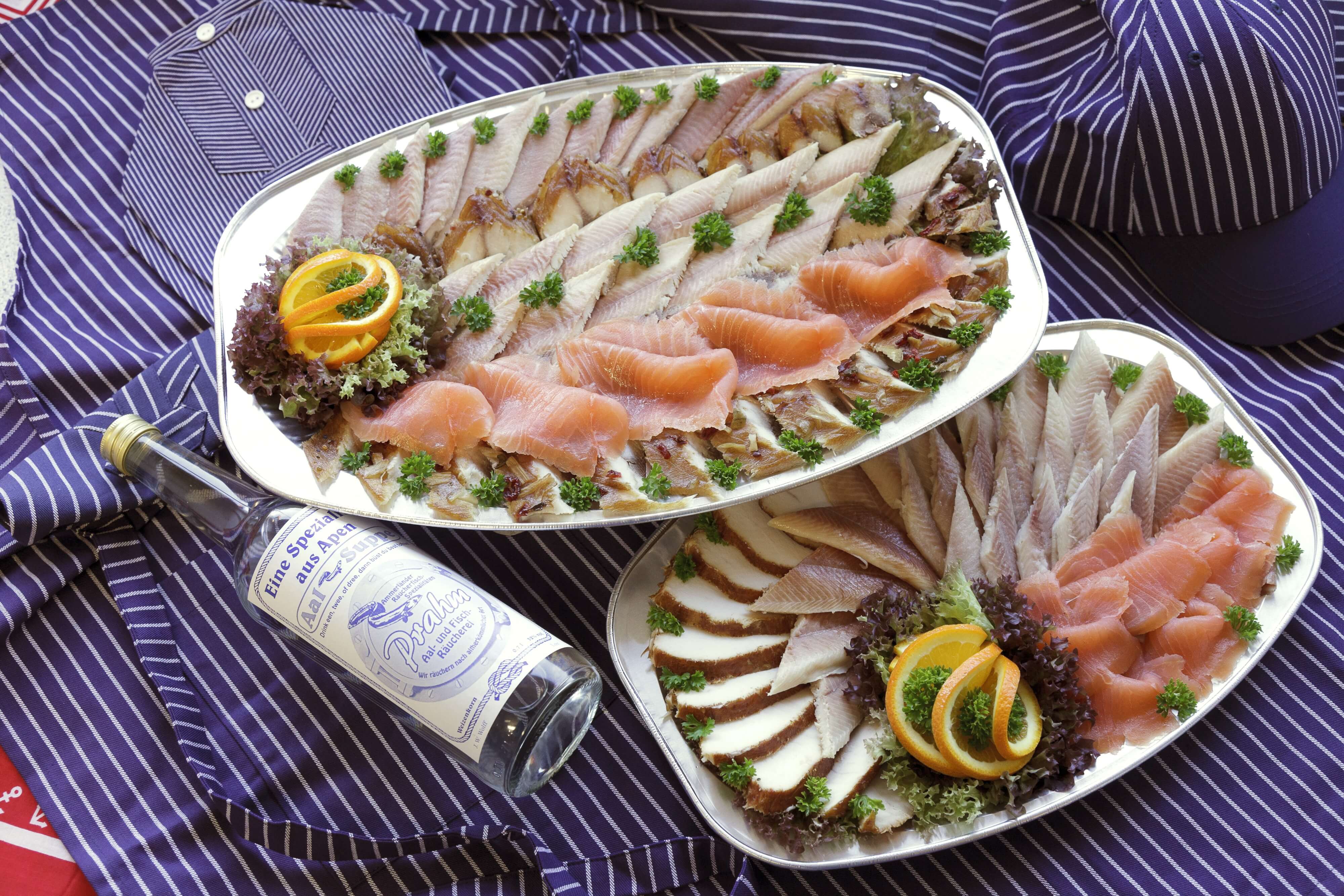 2 Teller mit dekorativ angerichtetem Fischfilets