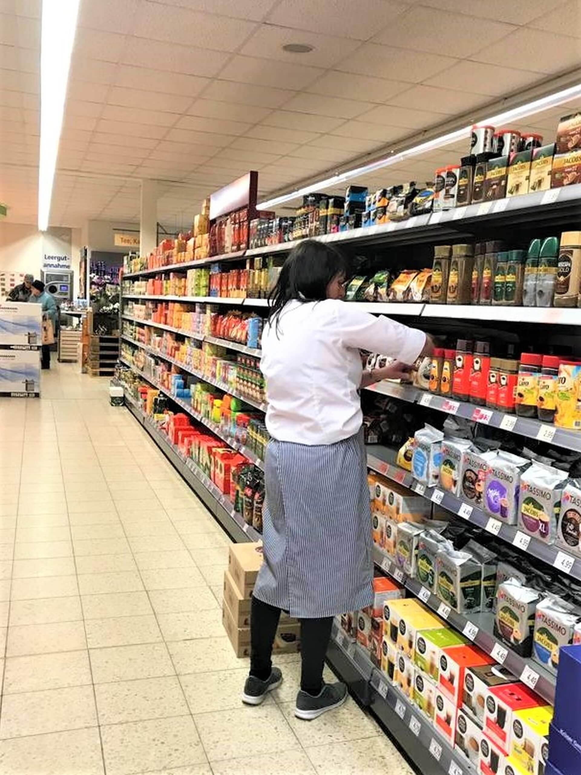 Innenaufnahme eines Supermarktes mit gefüllten Regalen.