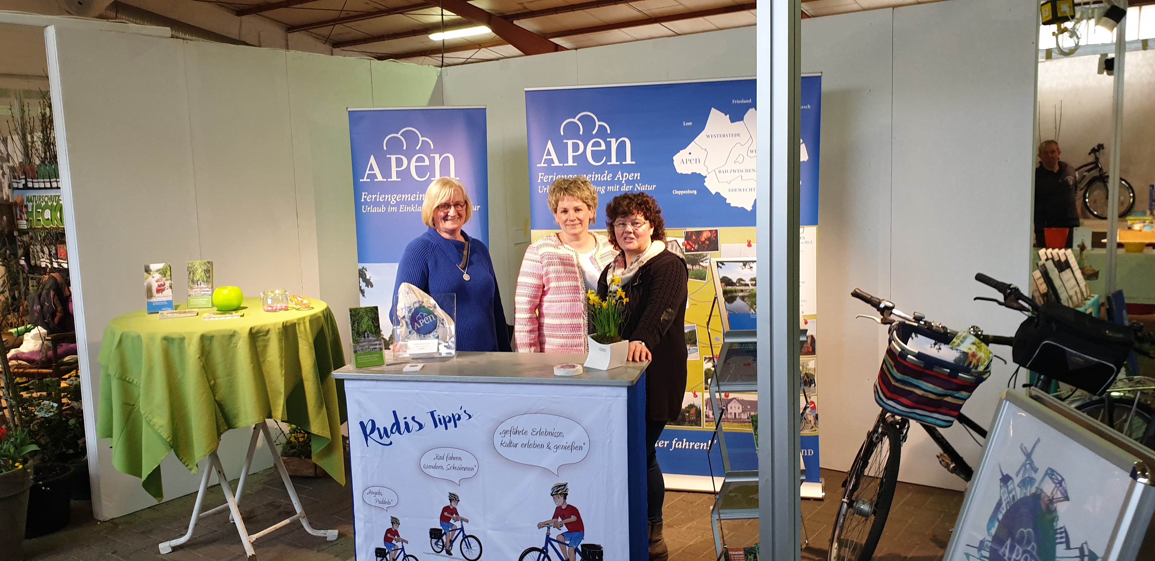 Das Bild zeigt den Messestand von der Apen-Touristik mit Mitarbeitern.