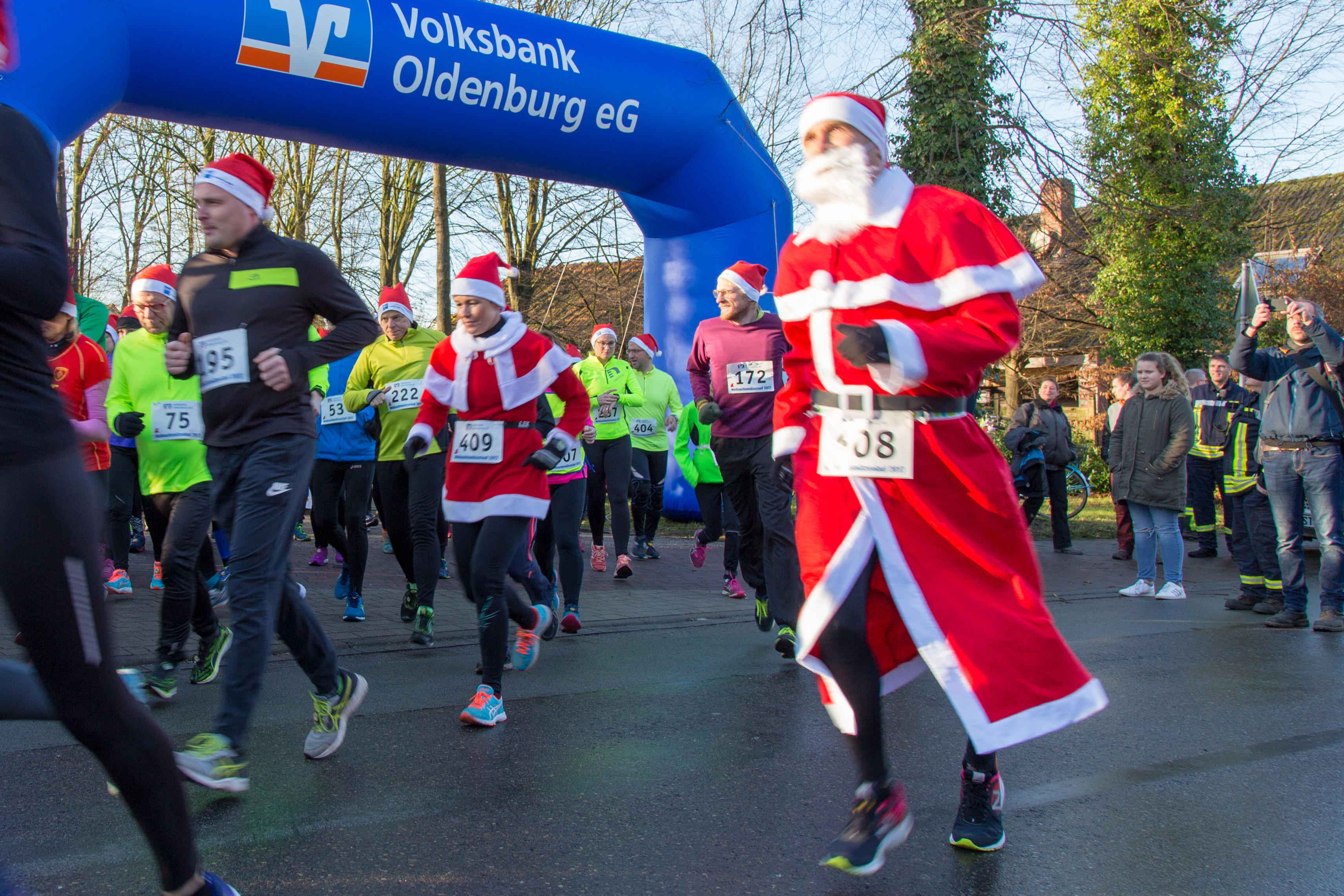 Der Start des Weihnachtsmützenlaufs mit verkleidetem Weihnachtsmann im Vordergrund