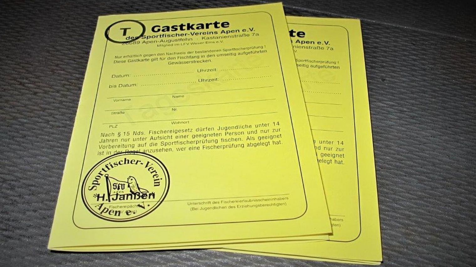 Zwei gelbe Faltblätter zur Anmeldung für Gastangler.