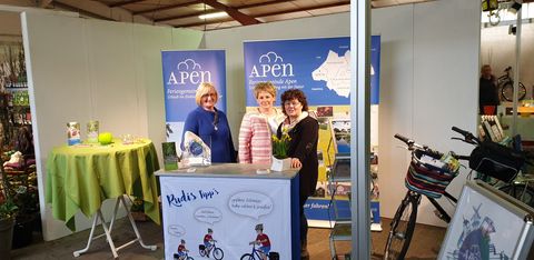 Das Bild zeigt den Messestand von der Apen-Touristik mit Mitarbeitern.