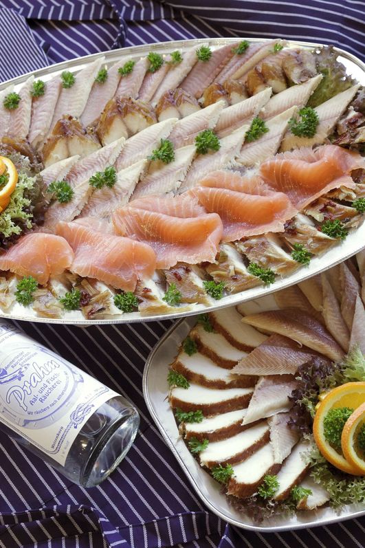 2 Teller mit dekorativ angerichtetem Fischfilets