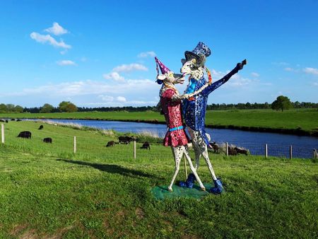 2 bunte Schafe aus Eisen tanzen am Deich