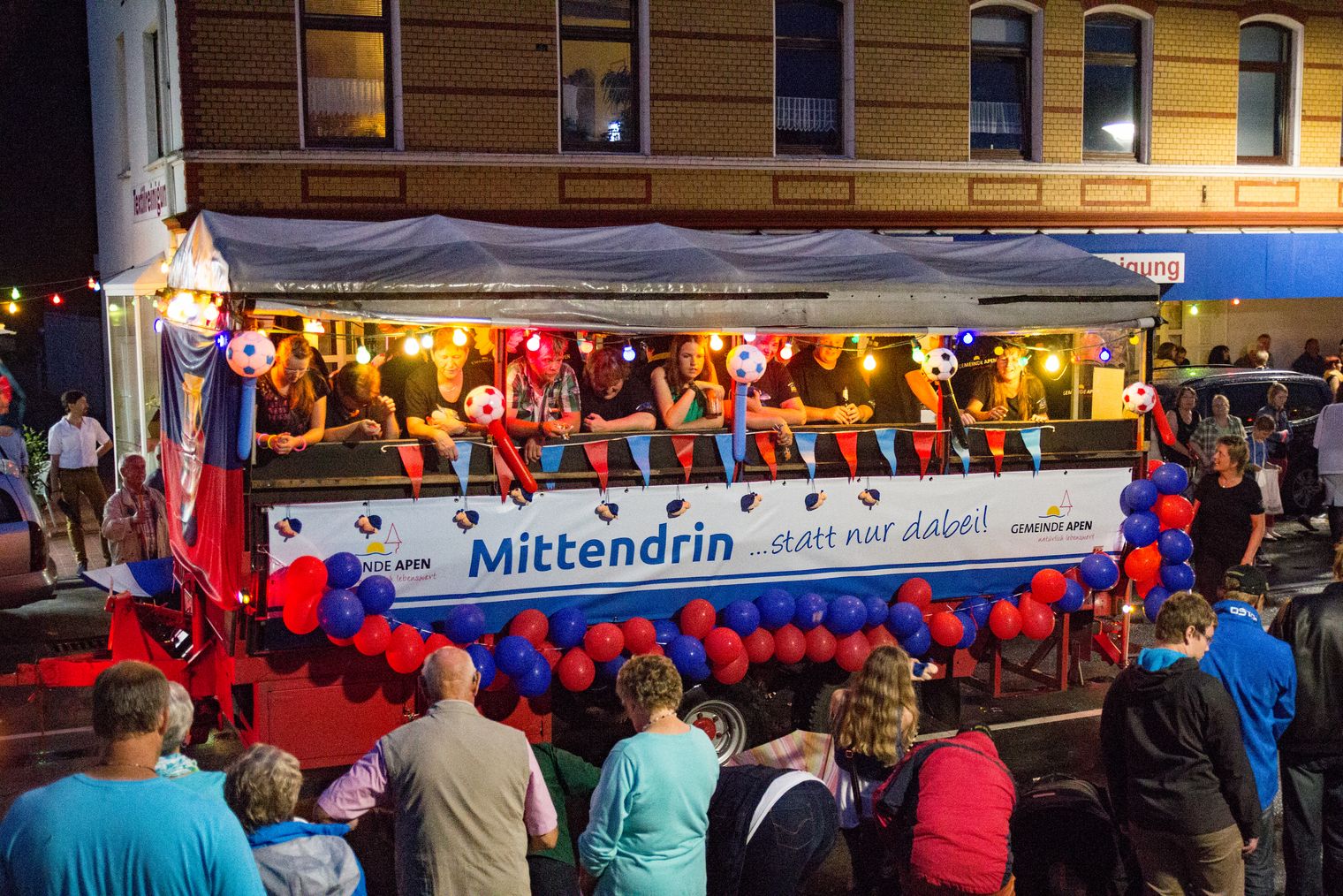Bunt geschmückter Wagen mit der Aufschrift "Gemeinde Apen- Mittendrin statt nur dabei"